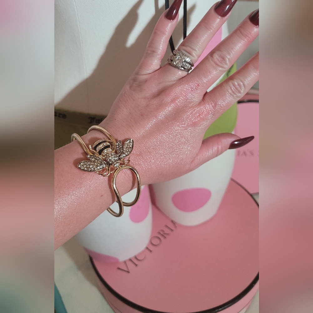 New Gold Bee Statement Braclet - image 8